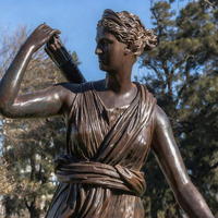 Une statue moderne en bronze gravée de Diane, la déesse romaine de la chasse