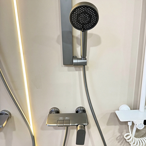 Set Doccia a Mano Grigio Canna di Fucile con Finitura Pianoforte, Corpo in Ottone Massiccio con Mensola e Asta Scorrevole Regolabile per Ristrutturazione Bagno - Product Image 3