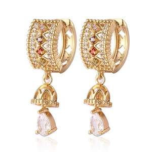 Boucles d'oreilles créoles grandes en alliage plaqué or, design simple, avec zircon blanc antique italien, style saoudien - Product Image 1