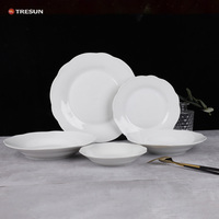 Assiettes en céramique pour mariage, vente en gros, bords festonnés, chine, restaurant moderne de luxe, porcelaine nordique, ensemble de plats blancs