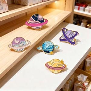 En gros, accessoires personnalisés : badges, épingles de col pour uniformes et articles en métal, motifs planètes, étoiles, galaxie, violet, rose - Product Image 3