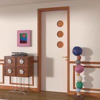 Porte en bois moderne à charnières avec insert en verre circulaire aux couleurs contrastées