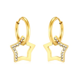 Boucles d'oreilles créoles tendance en acier inoxydable de haute qualité avec breloque étoile creuse, plaquées or 18 carats PVD et zircon, pour femme - Product Image 1