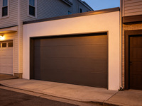 Porte de garage sectionnelle en acier préfabriquée facile à installer avec isolation thermique pour cour, camping, logistique, entrepôt, magasin de rue, délai de livraison court