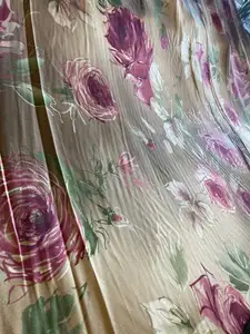 Tecido de seda puro claro e brilhante de qualidade italiana, rosas, folhas verdes, tecido de seda Arman com flores rosa, faz um lindo vestido