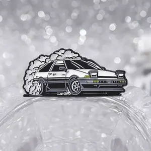 Spilla in metallo di alta qualità senza moq film anime design di auto sportive con vignette in morbido smalto
