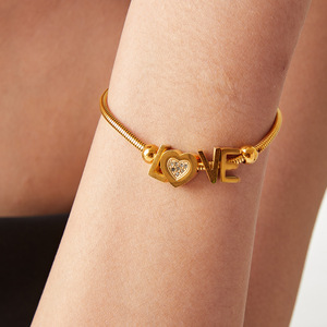 Pulsera de Acero Inoxidable con Letras Doradas en Forma de Corazón, Adornada con Diamantes, Chapada en Oro de 18K, Pulsera con Temperamento - Product Image 5