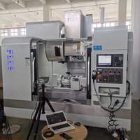 Centre d'usinage vertical BT50 à glissières en boîte, fraiseuse CNC pour la découpe de métaux à haute rigidité et le traitement de grands moules.