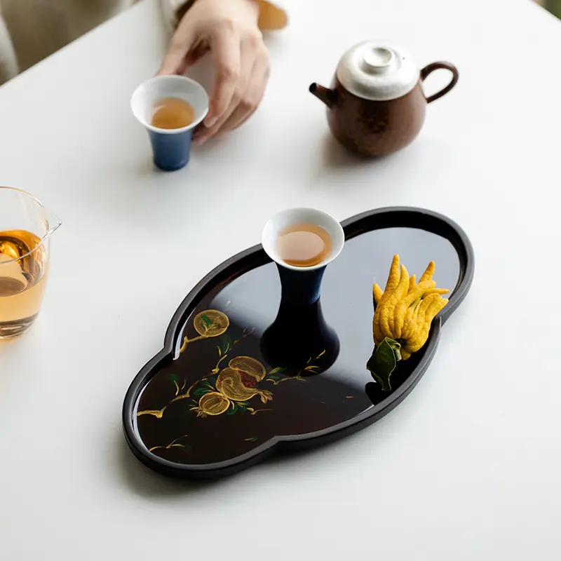 Bambu tasarımı ile el-boyalı ince seramik tepsi kahve ve çay fincanları için çay seti ve tabaklar içerir
