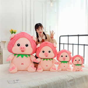 En gros, Peluche cochon mignon de dessin animé de 40 cm, douce, aux grands yeux, avec bonnet fraise, en position assise, pour machine à griffes, pour filles et enfants - Product Image 2