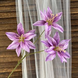 Fleur de lys artificielle Pingping à 3 têtes en soie, idéale pour la décoration de mariage, les accessoires photo en extérieur et la décoration artisanale de la maison - Product Image 4