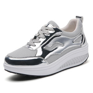 Chaussures de sport basses à lacets pour femmes, rehaussantes, à semelles épaisses, avec empeigne en maille respirante, pour la marche et le jogging, vente en gros - Product Image 5