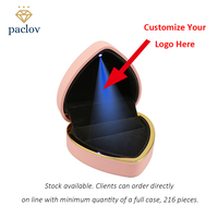 Paclov personnalisé Logo en forme de coeur en plastique anneau pendentif bijoux boîte-cadeau avec lumière LED en gros anneau pendentif boîtes à bijoux