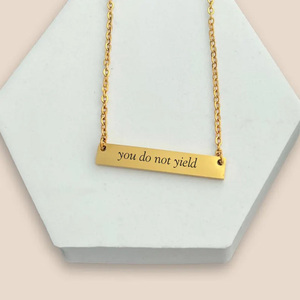 Nuova Idea di Prodotto: Collana Ispirazionale 'Non Arrendersi', Ciondolo Trendy Placcato Oro in Acciaio Inossidabile, Gioiello da Regalo - Product Image 1
