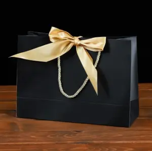 Marque de luxe Logo personnalisé Sac en papier cadeau rose mat vêtements boutique sacs d'emballage pour vêtements