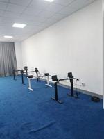 Bureau debout ergonomique AJUNION en MDF en forme d'aile, double moteur, pour salle de jeu, avec éclairage RGB contrôlable
