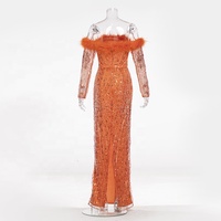 Robe orange brûlée avec des paillettes étoilées éclatantes et une bordure d'épaule en plumes de marabout