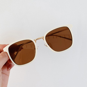 แว่นกันแดดทรงสี่เหลี่ยมสำหรับผู้หญิง Qianai เลนส์ PC ป้องกันรังสียูวี 400 กรอบสีแชมเปญ แฟชั่นกันแดด รุ่นที่ 3 - Product Image 3