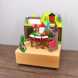 Boîte à musique en bois à motifs de chansons personnalisés Train mobile de village de montagne avec train en hêtre rotatif Boîte à musique cadeau en hêtre - Product Image 4