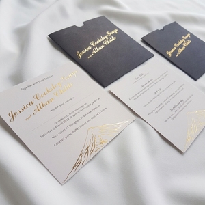 ซองกระดาษแข็งเนื้อนุ่มสีดำด้านพรีเมียมสำหรับบรรจุภัณฑ์บัตรของขวัญสปาและนวดพร้อมช่องสำหรับสอดนิ้วโป้ง - Product Image 4