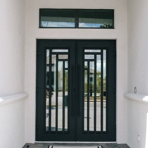 Bespoke pintu depan besi kustom mewah dengan potong Laser keluarga Crest dan kaca bertimbal - Product Image 3