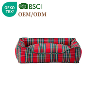 Großhandel Weihnachten Mehrfarbiges Bedrucktes Weiches Quadratisches Hundebett Bessere Flauschige Füllung Rutschfester Boden Indoor-Hundebett