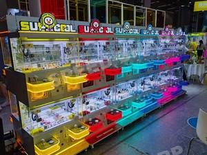 Mini máquina de garras de doble capa para cuatro personas, de metal, con sensor de movimiento y LED, juego operado con monedas para exhibición de regalos en centros comerciales urbanos - Product Image 3