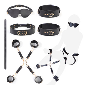 Ensemble de bondage BDSM 8 pièces en cuir noir avec menottes, masque et ceinture pour jeux de rôle adultes unisexes - Product Image 1