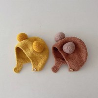 Bonnet bébé à double pompon avec cache-oreilles, bonnet chaud et doux coupe-vent pour nourrisson, bonnet thermique confortable pour tout-petit en hiver