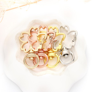 Nhà Sản Xuất Kim Loại Hợp Kim Kẽm Cherry Sakura Xoay Tôm Hùm Móc - Product Image 4