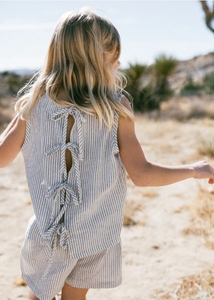 Set estivo da <span class=keywords><strong>bambina</strong></span> a righe in lino e cotone senza maniche con cravatta e pantaloncini con coulisse completo da 2 pezzi - Product Image 2