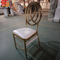 Chaise de mariage de luxe en acier inoxydable plaqué or, dossier Phénix, avec coussin en PU blanc pour événements hôteliers et location de fêtes