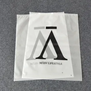 कस्टम फ्रॉस्टेड बायोडिग्रेडेबल प्लास्टिक पैकेजिंग जिपर बैग टी शर्ट स्विमवियर ज़िप लॉक कपड़े बैग लोगो के साथ लोगो