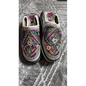 Babuchas artesanales marroquíes Aouge, cosidas a mano con diseño bereber, de cuero, para uso unisex en interiores y exteriores. - Product Image 3
