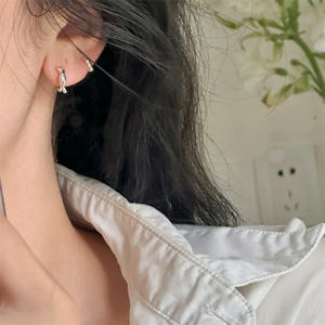 Fresh Latest Hollow Checkerboard Calado Moda Diseño simple Metal Oreja Joyería para mujeres Verano Playa Vacaciones Accesorios - Product Image 2