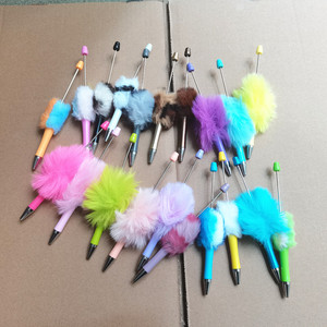 Lindo bolígrafo de plástico DIY para decorar con cuentas, regalo novedoso para niñas con diseño de pompón - Product Image 6