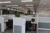 Postes de travail modernes pour centre d'appels avec cloisons en aluminium, bureaux individuels compacts pour 2, 4, 6 ou 8 employés