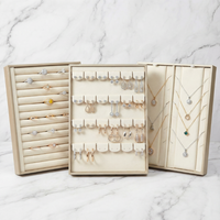 Plateau de présentation de bijoux de luxe en cuir PU doré avec fentes pour bagues, boucles d'oreilles et pendentifs