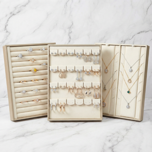 Plateau de présentation de bijoux de luxe en cuir PU doré avec fentes pour bagues, boucles d'oreilles et pendentifs - Product Image 3