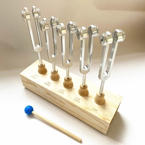Lot de 5 Diapasons de Thérapie par Vibration (256C, Delta 259, Theta 262, Alpha 267, Beta 271) avec Support en Bois Gravé – Vente en Gros - Product Image 2