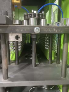 Mesin tiup botol hewan peliharaan plastik otomatis penuh, mesin cetakan tiupan 1500 BPJ 2 lubang 1,5 l, mesin cetak tiup - Product Image 5