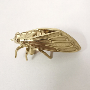 Venta al por mayor de fábrica: Tiradores de latón macizo decorativos con diseño de cicaña para gabinetes, herrajes para muebles con forma de insecto, tiradores de cajones. - Product Image 1