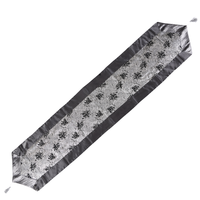 Chemin de table élégant en argent et noir, style baroque floral, avec bordure en satin et pompons, pour la décoration de table de mariage, d'hôtel ou de banquet