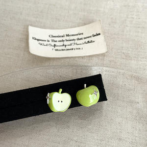 Boucles d'oreilles asymétriques mignonnes en forme de pomme pour femmes et filles, boucles d'oreilles fruitées douces, accessoires de bijoux quotidiens - Product Image 3