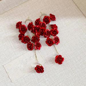 Pendientes Largos de Perlas y Circonitas con Flor de Rosa Roja, que Emiten un Encanto Etéreo y de Alta Gama - Product Image 4