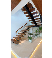 Designs d'escaliers pour maison duplex : Escalier droit avec marches en bois, escalier droit intérieur populaire à poutre centrale unique