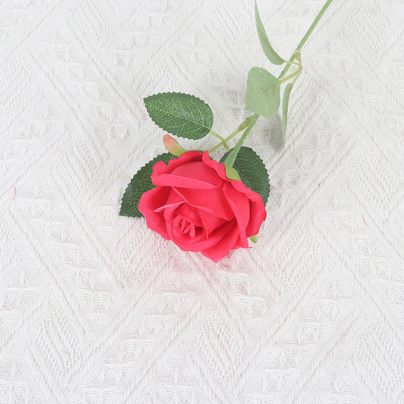 Tissu de soie rouge rose
