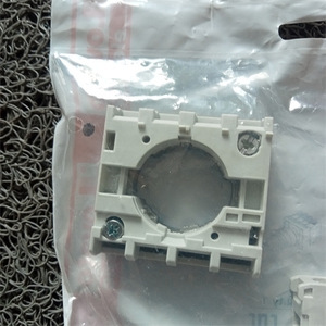 Contactor Lovato LPSJ401 con 3 contactos principales y bloque de contactos auxiliares, fabricado en Italia. - Product Image 3