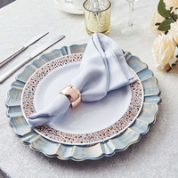 Assiettes de chargeur en plastique acrylique bleu poussiéreux rondes modernes avec festonné ondulé brossé or