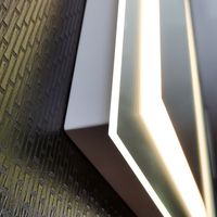 Miroir de salle de bain intelligent LED rectangulaire moderne OEM avec éclairage LED, fonction anti-buée et variateur tactile, à fixation murale